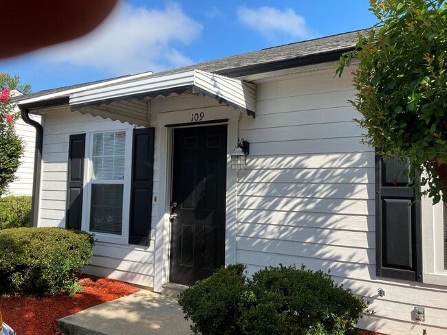 Building Photo - Modern Townhome Living Near Downtown Augusta & the Medical District