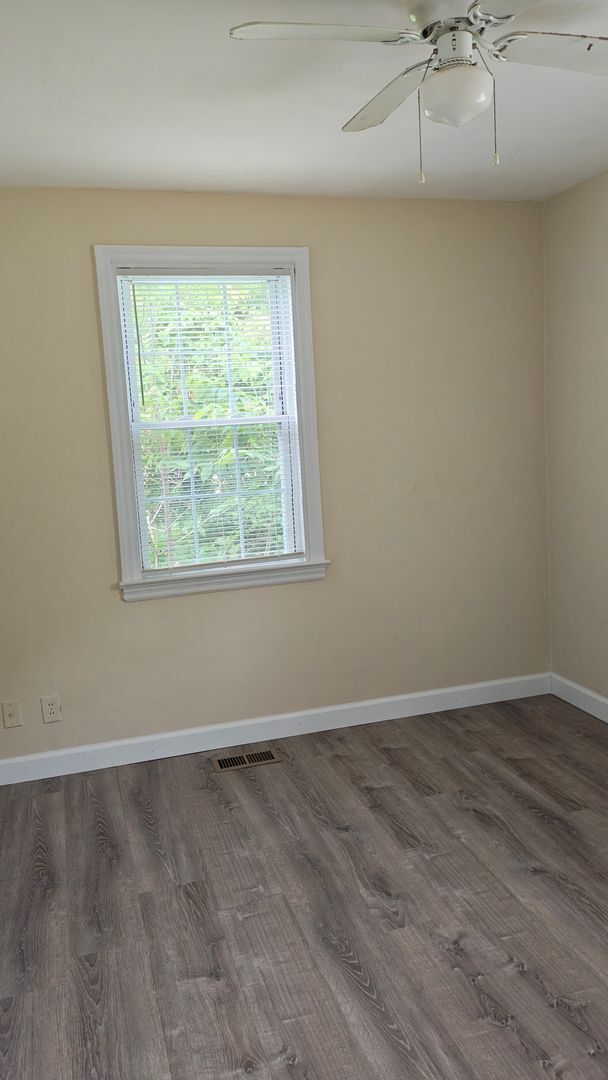 Building Photo - 3 Bed 1 Bath Home for Rent in Norfolk!