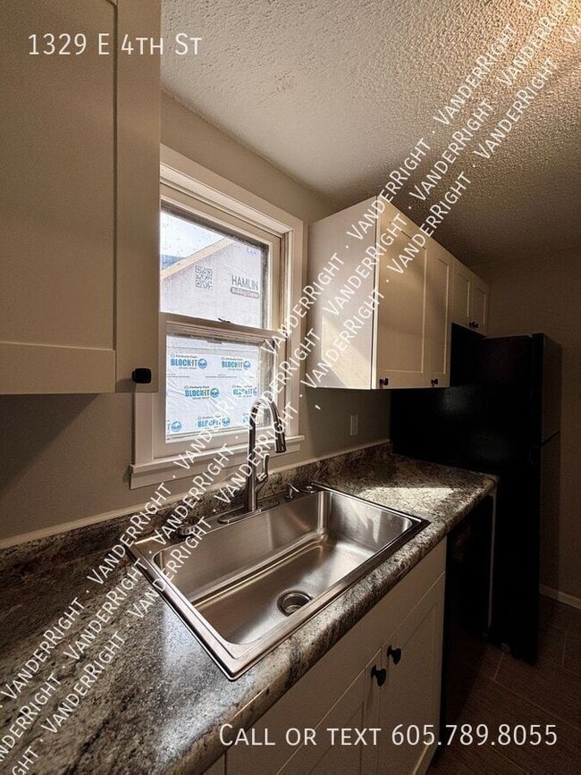 Building Photo - 1329 E 4th St