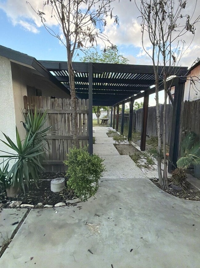 Building Photo - 265 Hudson Dr