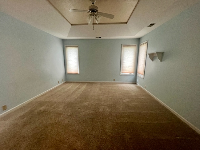 Building Photo - Spacious 4-Bed Retreat with Guest Suite & Fireplace