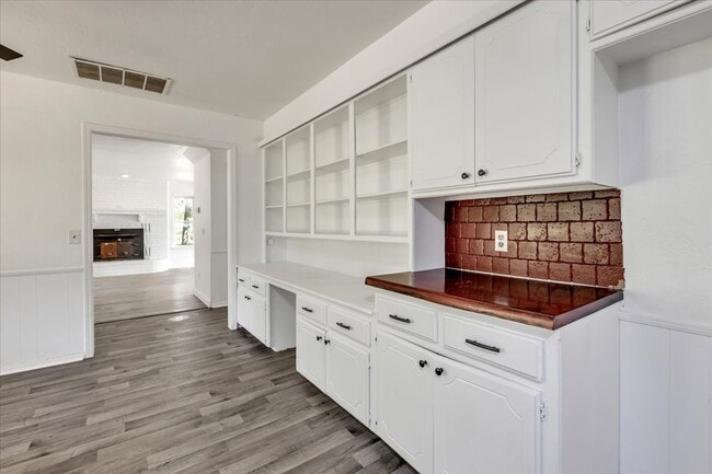 Building Photo - 9710 N Oak Cliff Dr
