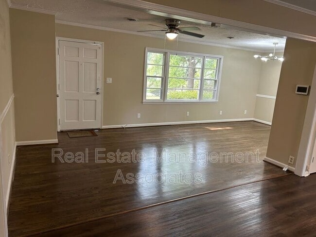 Building Photo - 2050 Lewis Dr