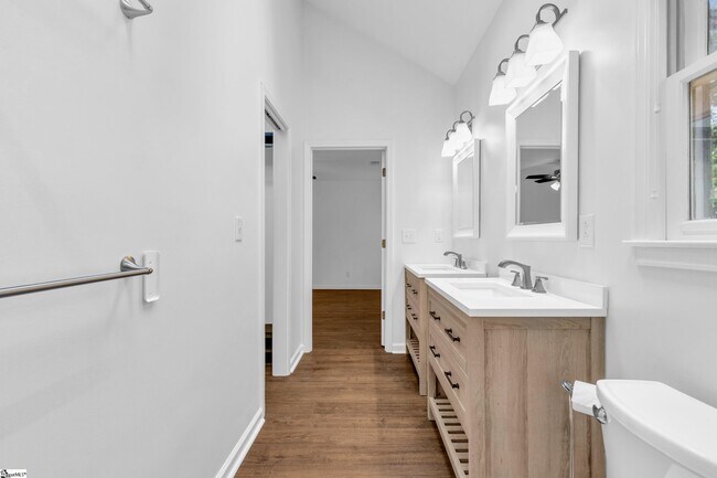 Building Photo - 125 River Way Dr