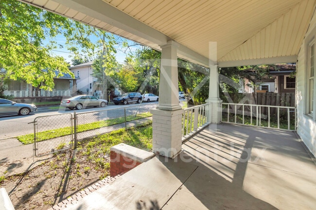 Building Photo - 2056 Moncrief Rd