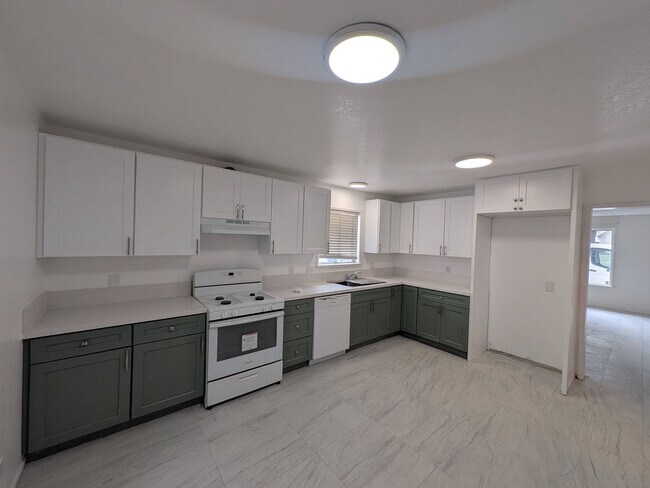 Building Photo - B- 6-Unit  9532-9536 1/2 Cedar Street.