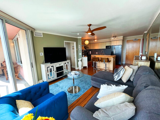 Building Photo - 801 S King St