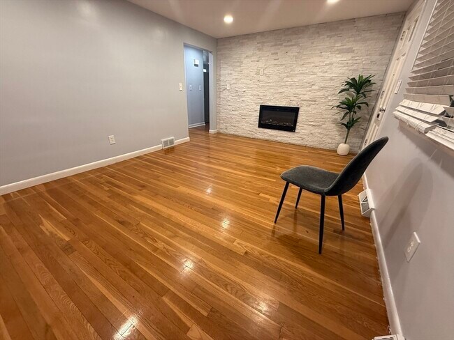 Building Photo - 7 Champlain Rd