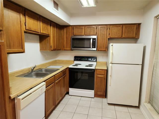 Building Photo - 9813 Walnut St