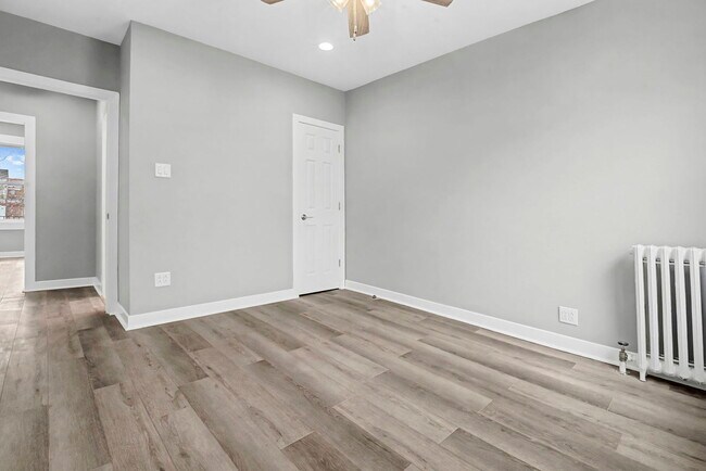 Building Photo - 2950 W Waveland Ave