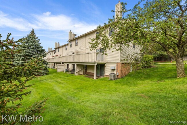 Building Photo - 5652 Drake Hollow Dr E