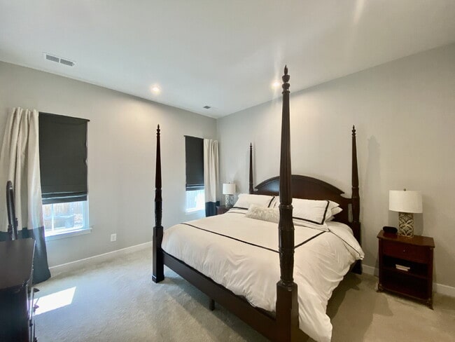 Building Photo - GORGEOUS TOWNHOME IN SOUTH PARK