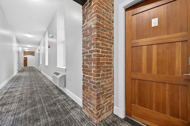 Building Photo - 1/2 off one month’s rent with a lease star...