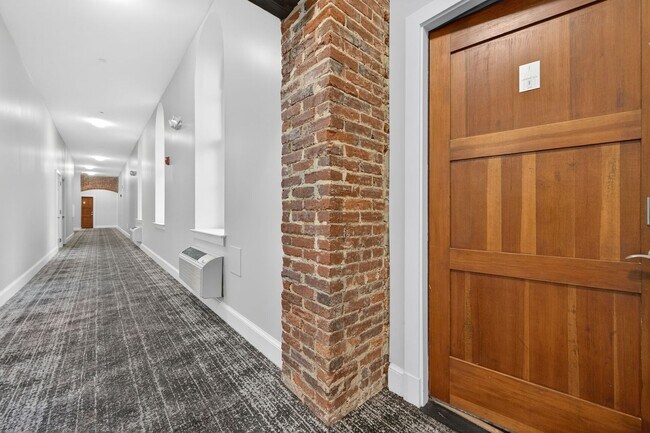 Building Photo - Available Now! High End 2 Bed 2 Bath in Lu...
