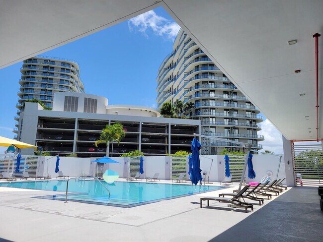 Building Photo - 15051 Royal Oaks Ln