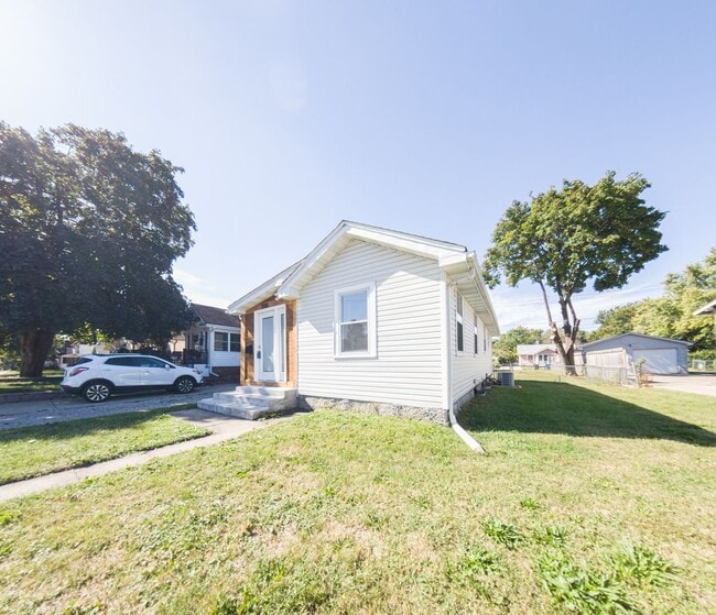 Building Photo - 2 Bedroom 1 Bath 1 Stall Garage For Rent