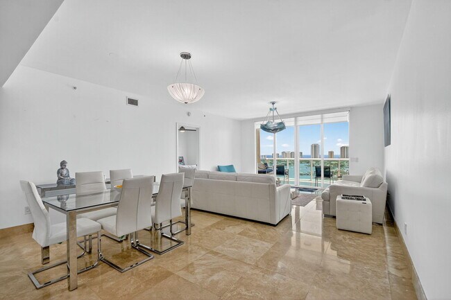 Building Photo - 2640 Lake Shore Dr