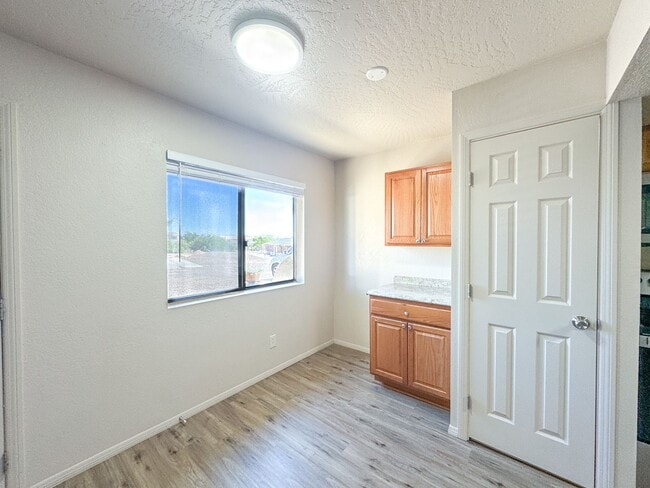 Building Photo - FOUR-PLEX SINGLE LEVEL APARTMENT - CLARKDALE