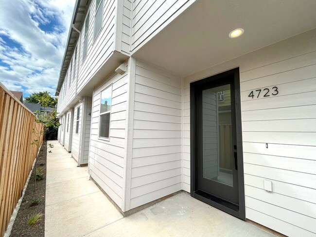 Building Photo - Stunning Modern Townhome-Style Unit with Washer/Dryer Included, A/C!