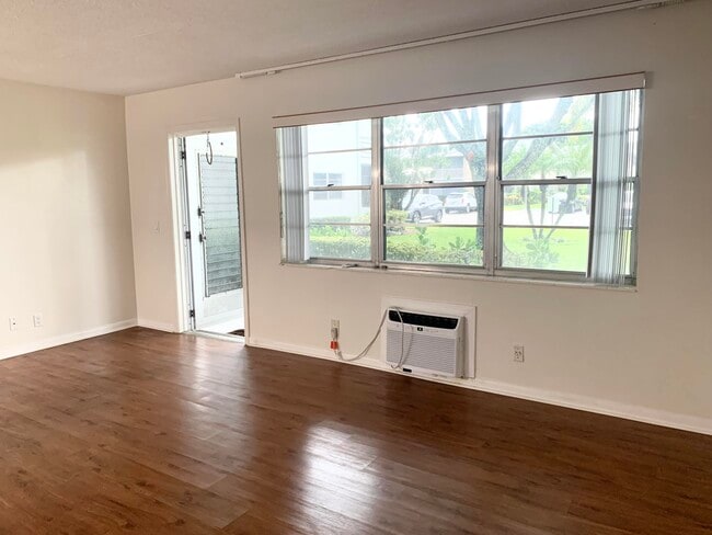 Building Photo - 336 Windsor O