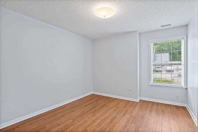 Building Photo - Spacious 4-Bedroom Home in a Prime Locatio...