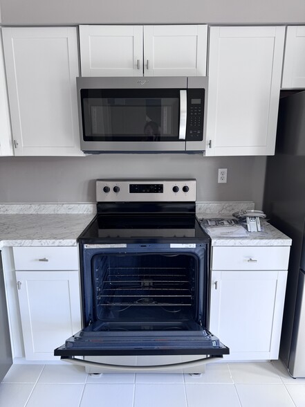Building Photo - 1376 Battleford Dr