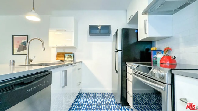 Building Photo - 532 N Rossmore Ave