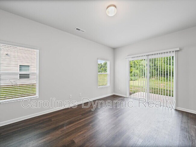 Building Photo - 914 S Battleground Ave