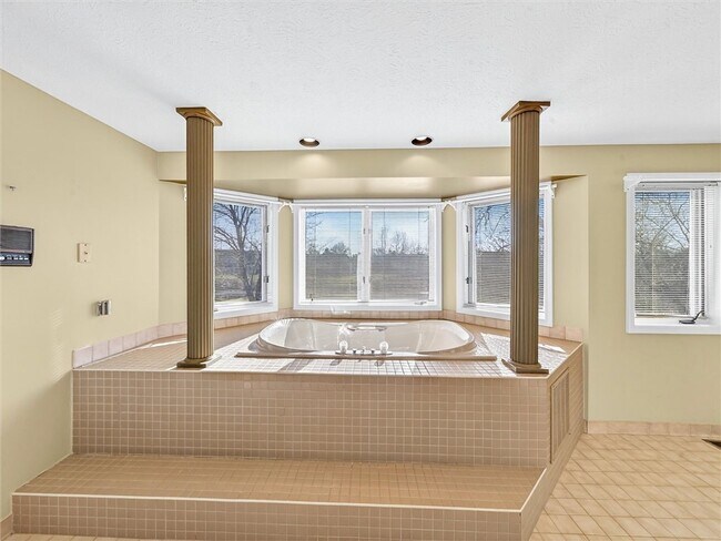 Building Photo - 9 Glen Valley Dr