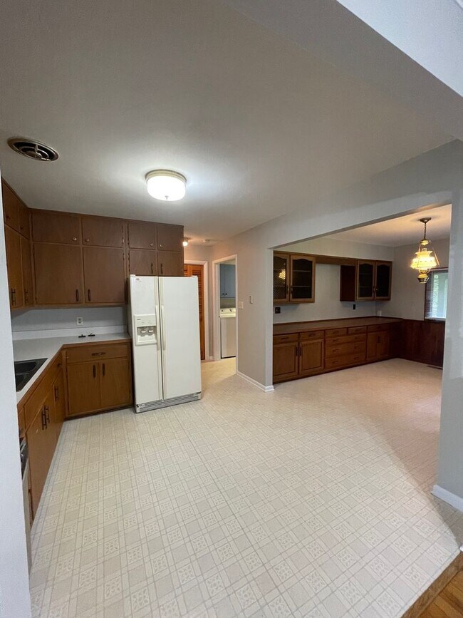 Building Photo - Three Bedroom Single Family Home in the Co...