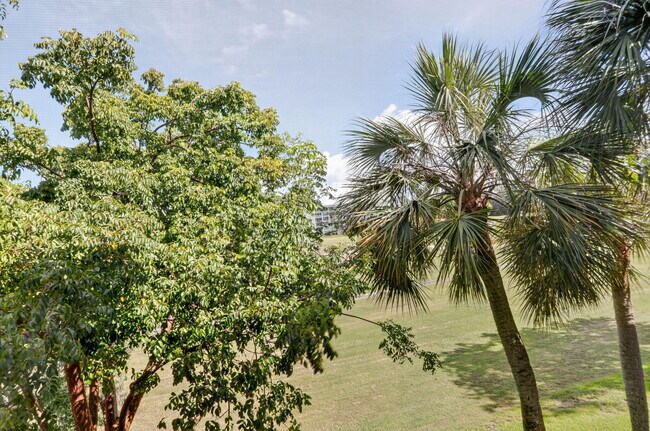 Building Photo - 2651 S Palm Aire Dr