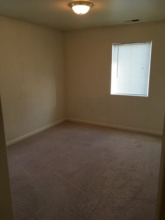 Building Photo - 2644 Sunray Dr