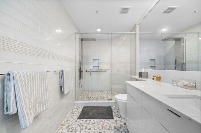 Building Photo - 347 N New River Dr E