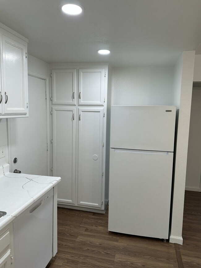 Building Photo - Modesto 2 Bedroom 1 Bathroom Town Home