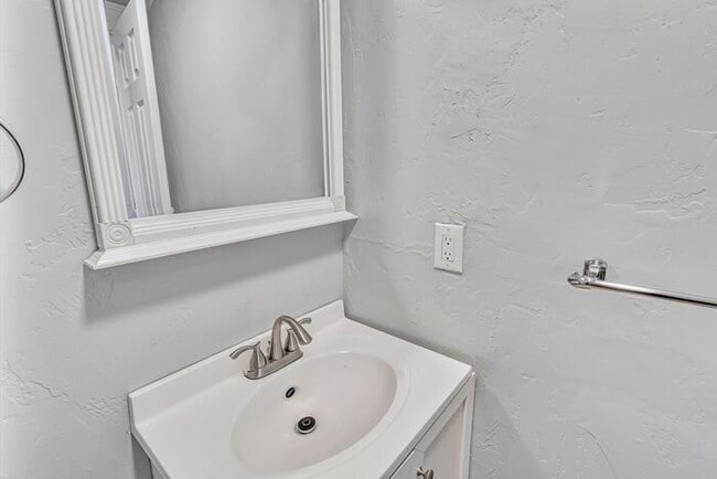 Building Photo - Urban Style Meets Everyday Comfort — Spaci...