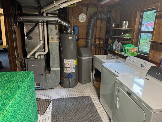 Building Photo - Gorgeous SFH with SS appliances, fenced ba...