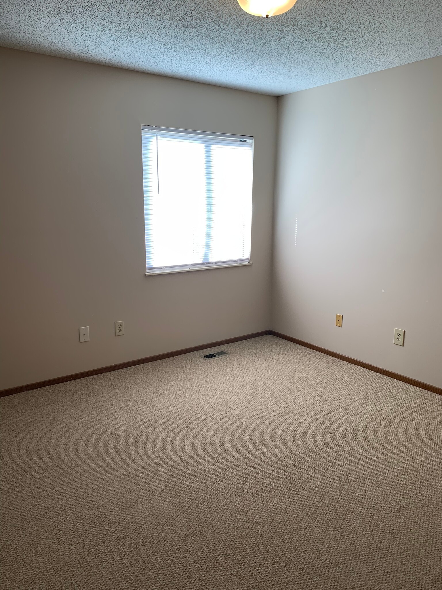 Building Photo - 139 N Terrace Ave