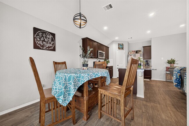 Building Photo - 811 Petunia Falls Ln
