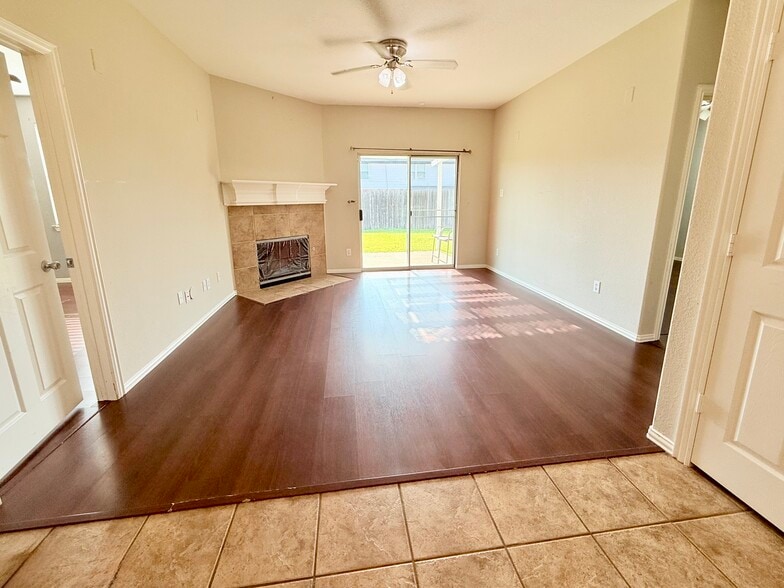 Building Photo - 4515 Sawgrass Dr