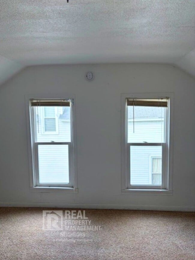 Building Photo - Welcome to Spacious 4 Bedroom, 1 Bathroom Holland Home