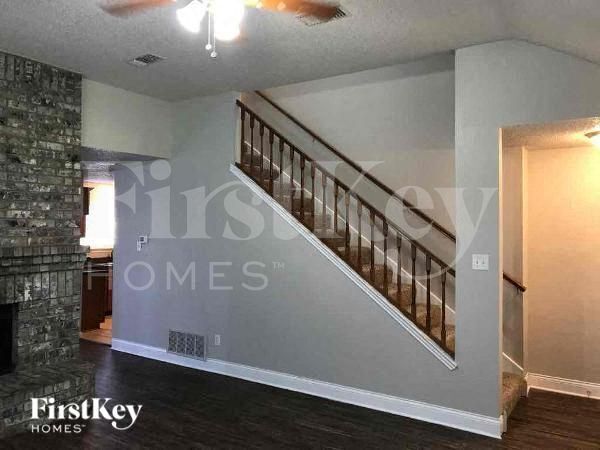 Building Photo - 911 Blewitt Dr