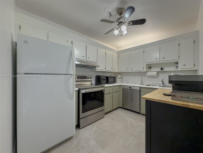 Building Photo - 250 NE 181st St