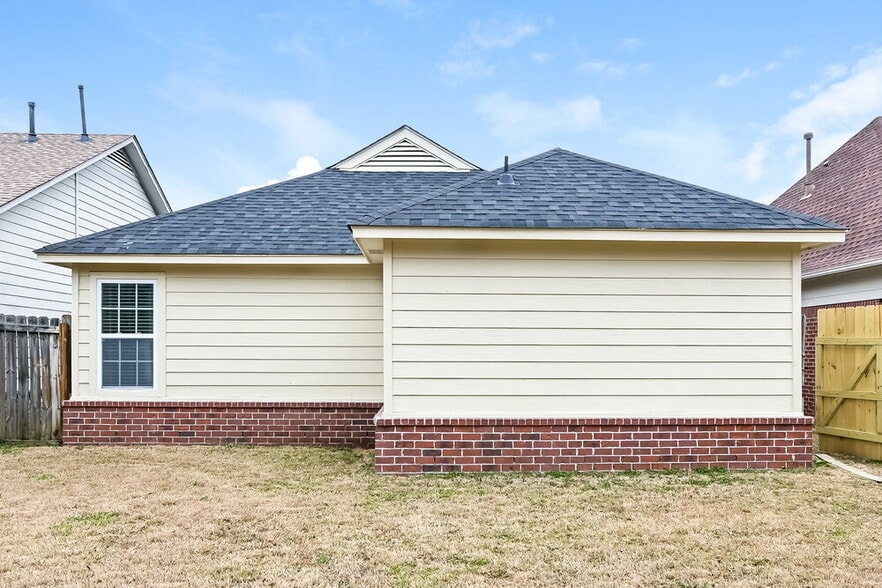 Building Photo - 7045 Kings Crown Dr