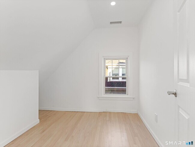 Building Photo - 27 5th St