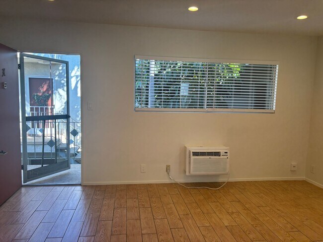 Building Photo - 220 W Spazier Ave