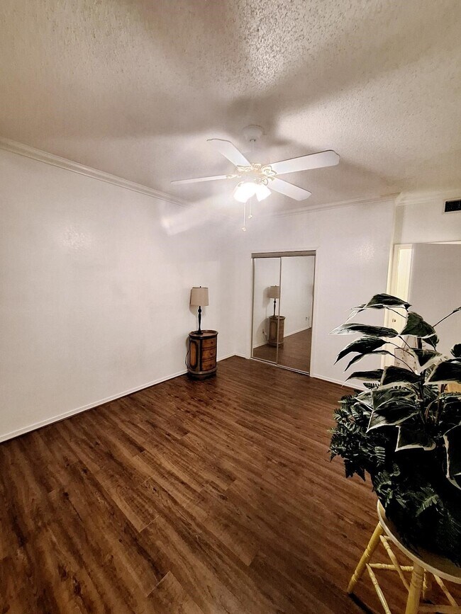 Building Photo - 921 Marine Dr