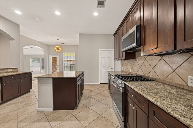 Building Photo - 706 Silver Creek Cir