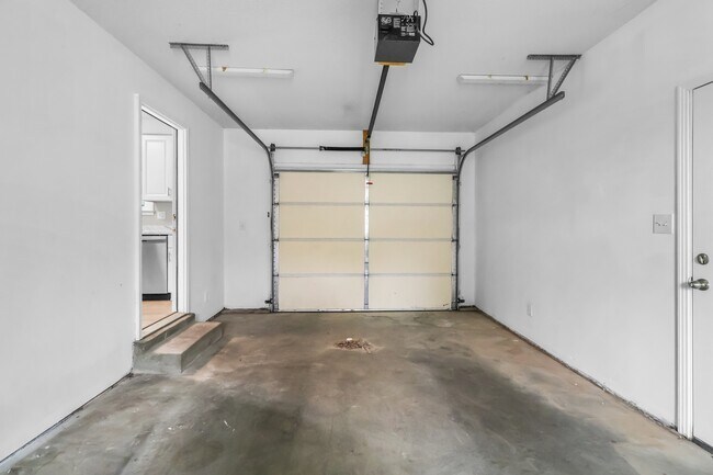 Building Photo - 931 Poppy Dr