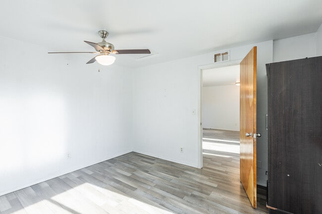 Building Photo - 924 E Georgia Ave