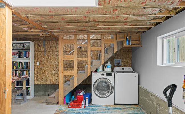 Building Photo - Updated Midtown Home